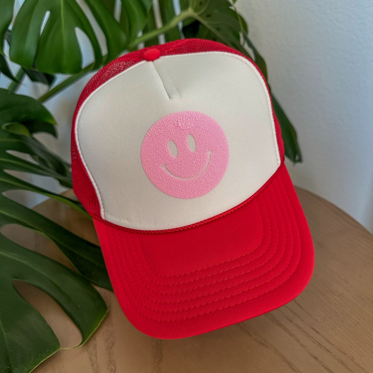 the trucker - light pink smiley on red/white