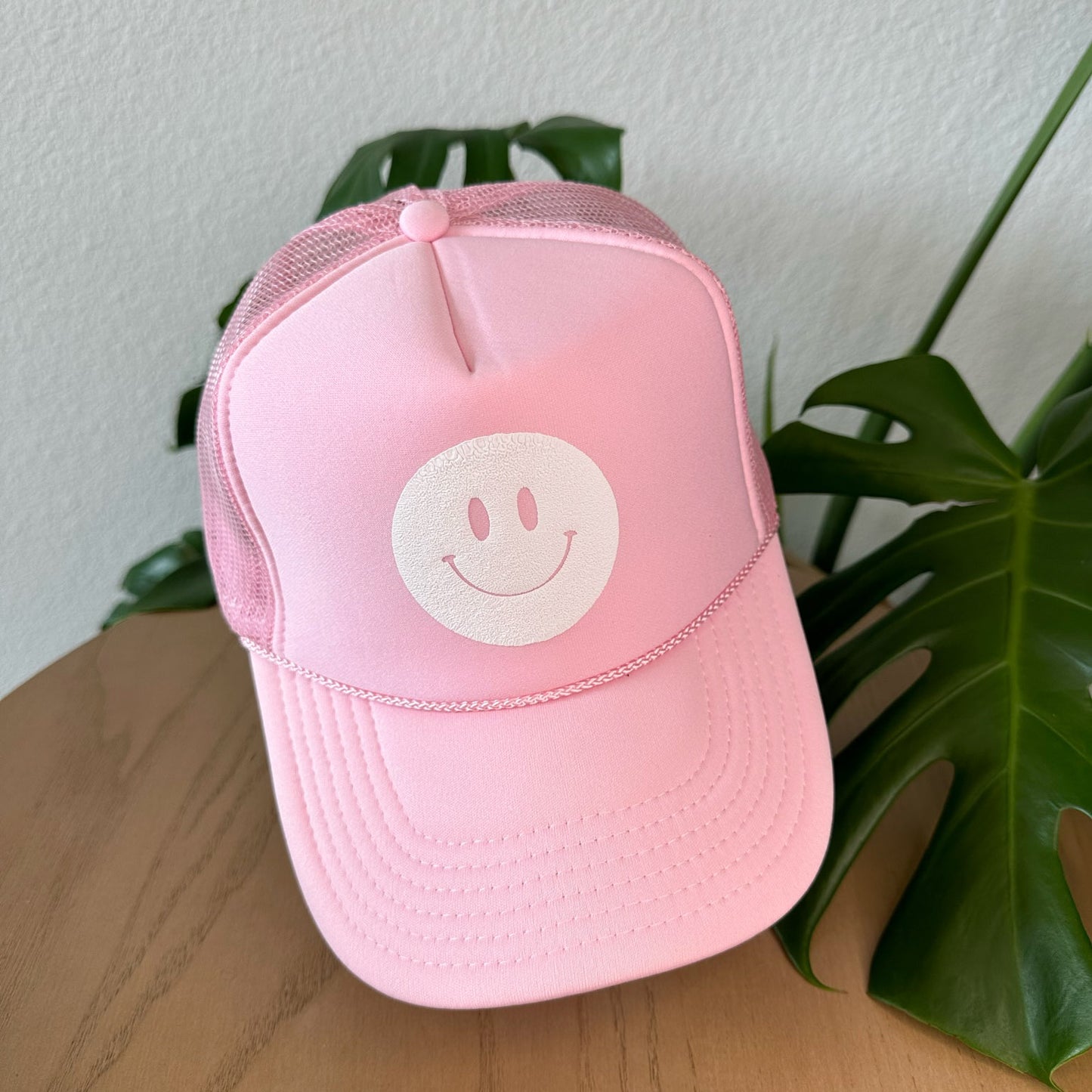 the trucker - white smiley on light pink